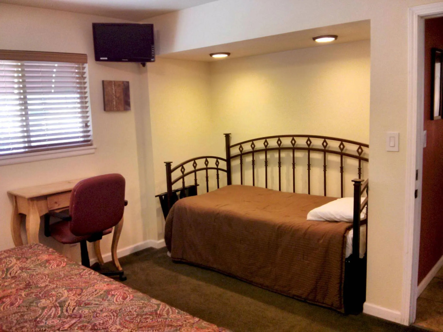 Charm Motel & Suites