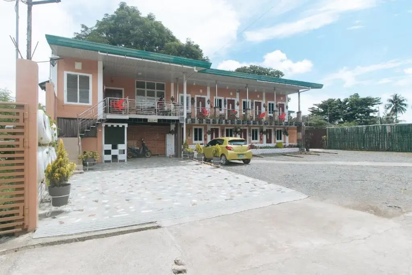 Queens Hometel by Oyo Rooms