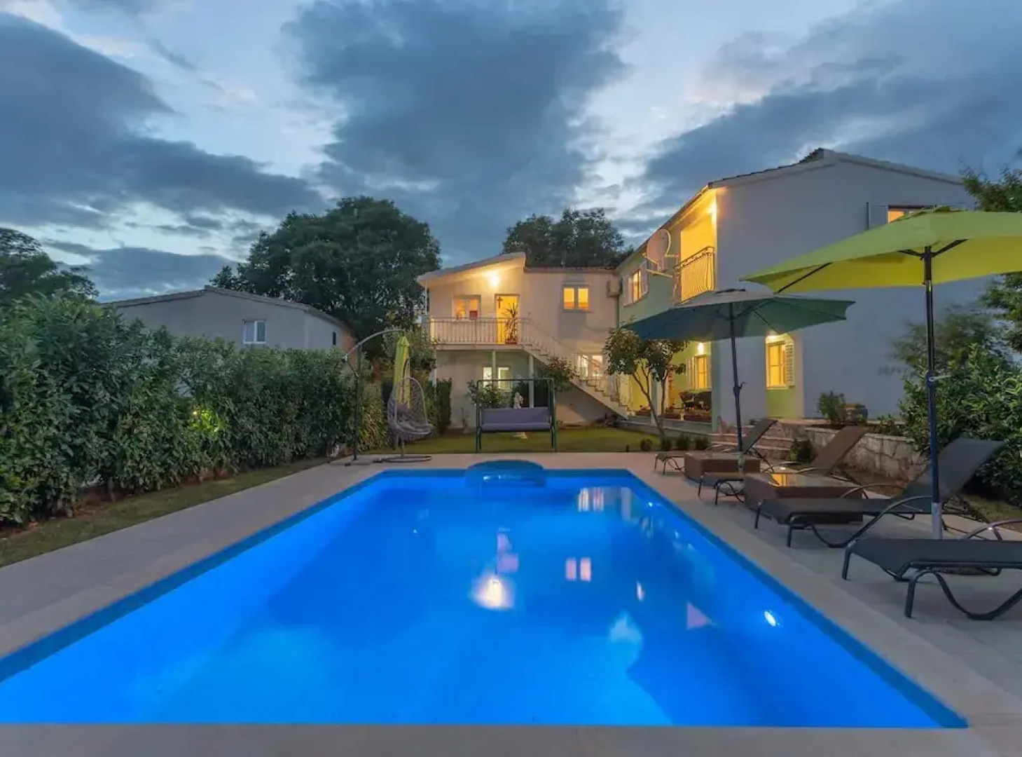 Sunny Escape Holiday Home Dicmo With Pool and Gym