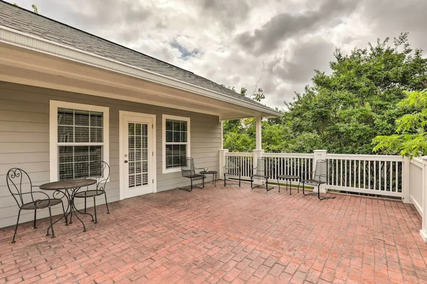 Studio in College Station w/ Expansive Deck!