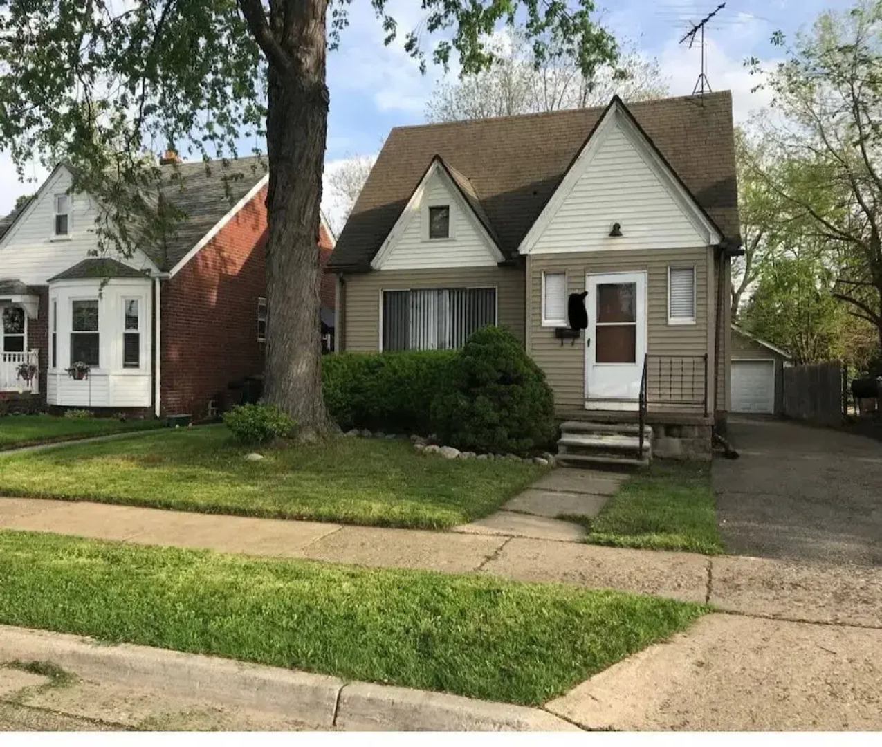 Shiny and Comfortable Oakland House 3 car Driveway