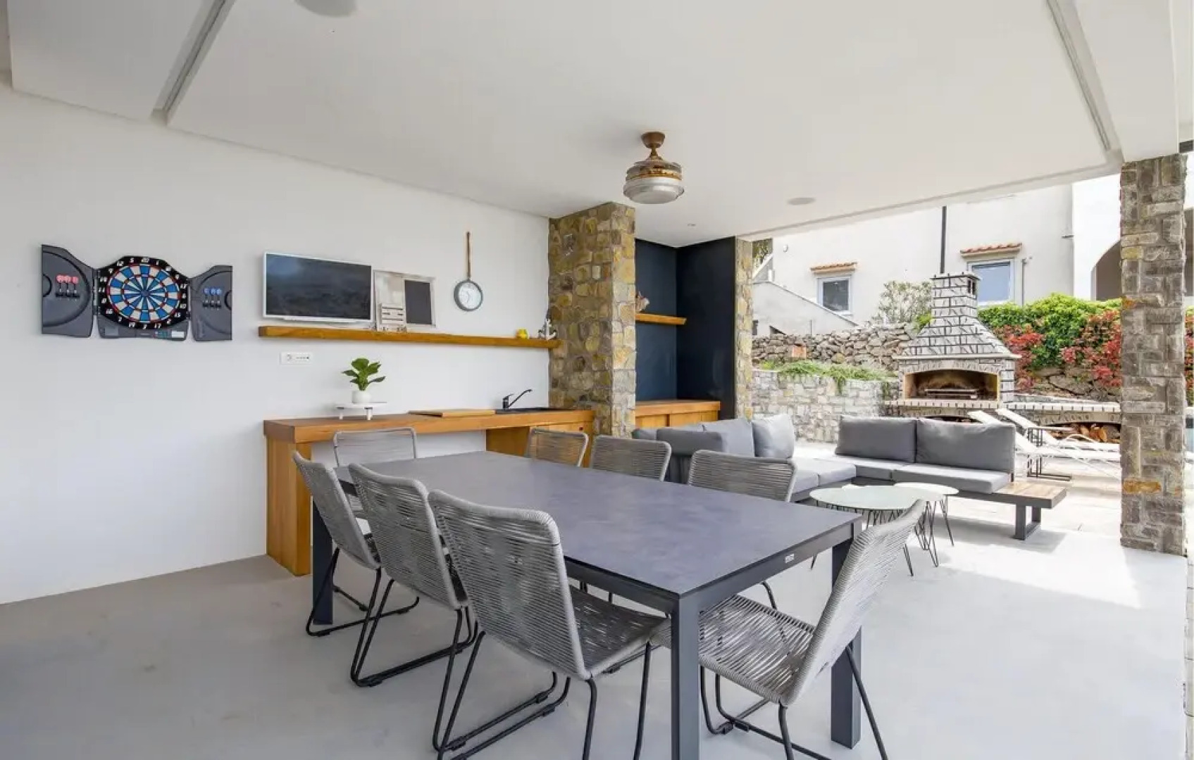 Stunning Home in Lun With 4 Bedrooms, Wifi and Outdoor Swimming Pool