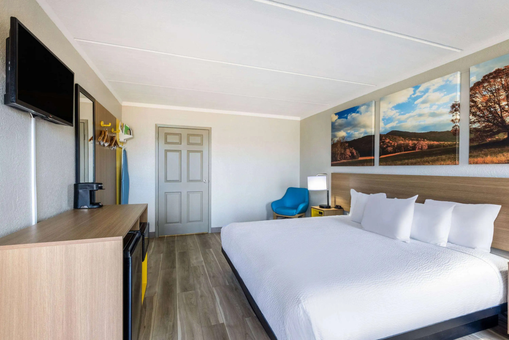 Days Inn & Suites by Wyndham Fort Bragg/Cross Creek Mall