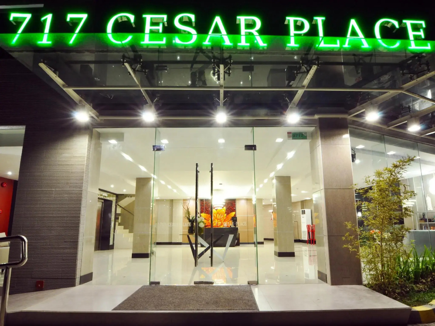 717 Cesar Place Hotel