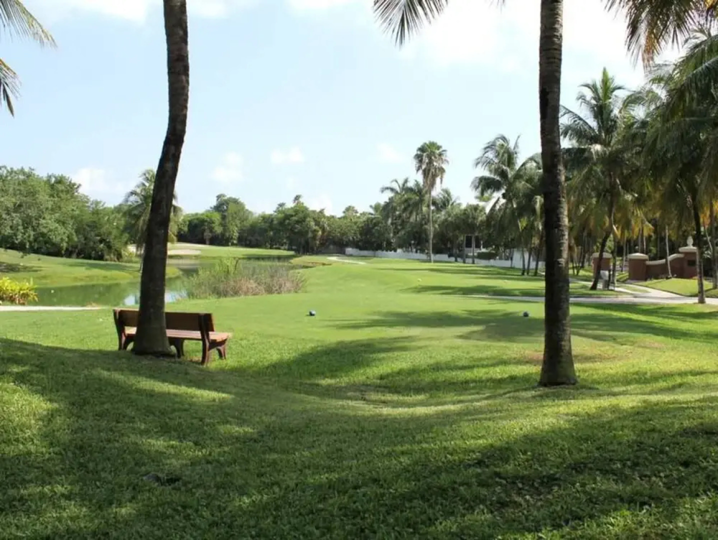 Cottage by the Pool by Avantstay w/ Balcony, BBQ & Shared Pool! Month Long Stays Only