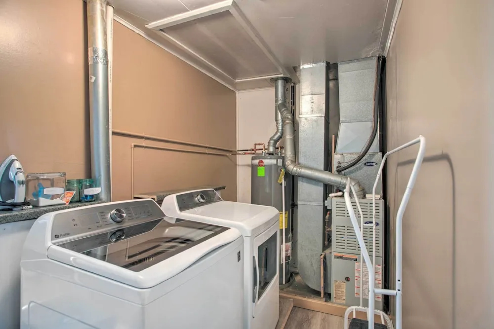 Peaceful Cottage ~ 8 Mi to Downtown Toledo!