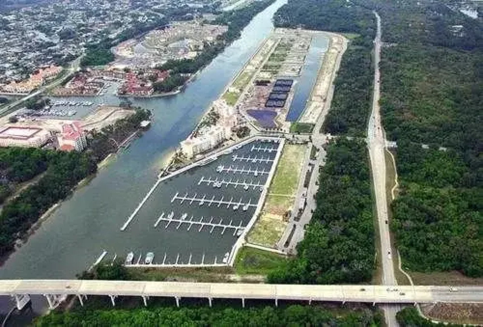 Yacht Harbor 470 4th floor 3 bedrooms condo by RedAwning