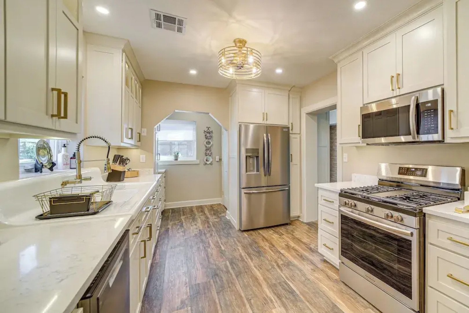 < 9 Mi to Dtwn Tulsa: Lovely Home w/ Yard & Deck!