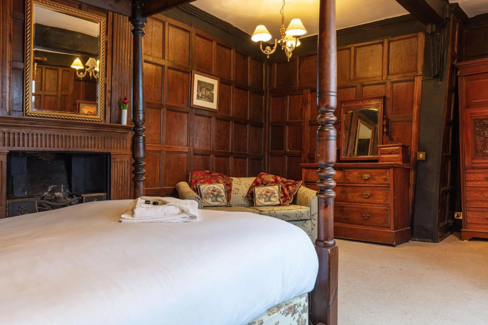 The New Inn by Roomsbooked