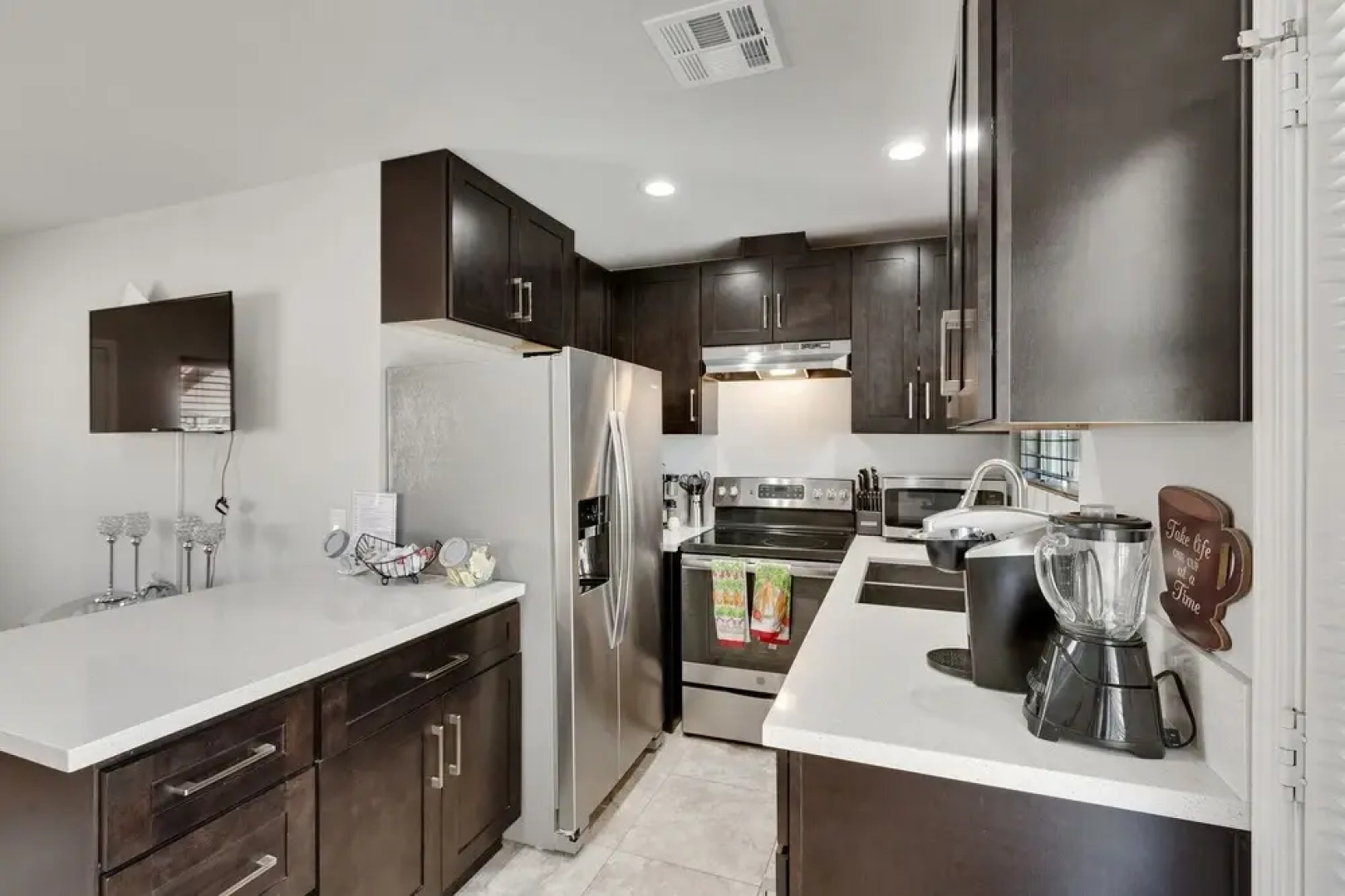 Desert Oasis Getaway 5 Bedroom Home by Redawning