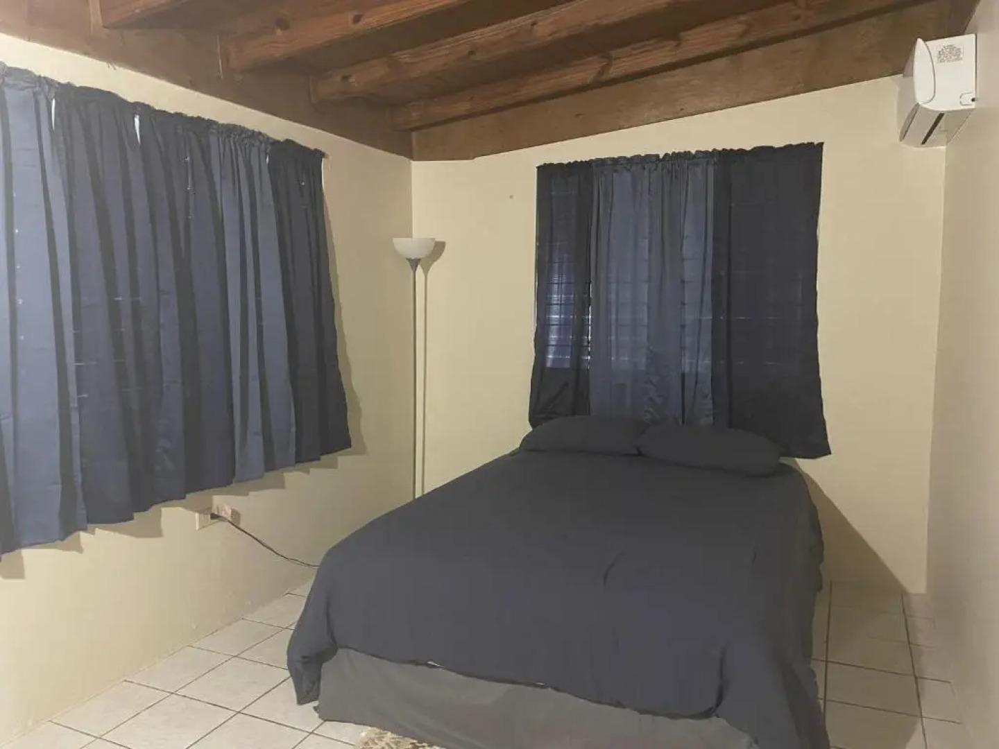 4 Bedr 2 Bathr 2 Level Beach Front House.