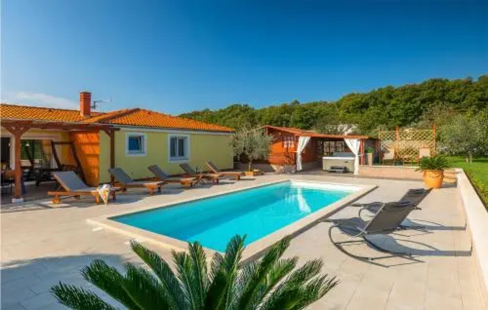 Four bedroom Holiday Home In Loborika