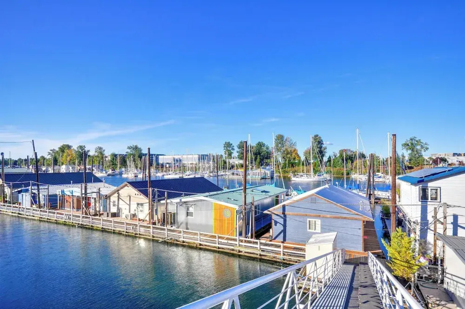 Portland Floating Home Getaway w/ Sauna!
