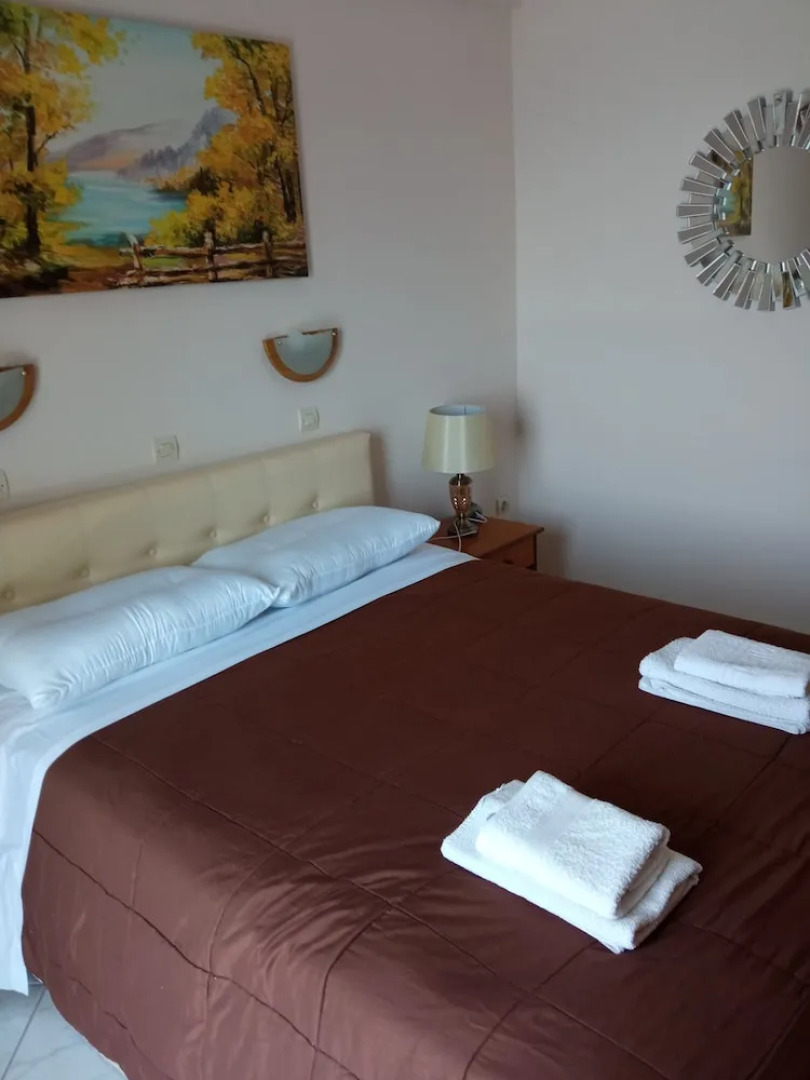 Agios Georgios - 2 Beds - Sleeps 5 - Free Parking