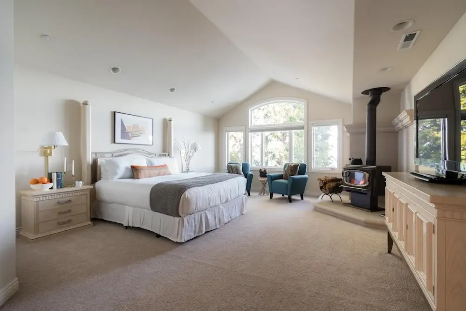 Atlas - Private & Spacious Lakeside Cabin w Spa & Game Room