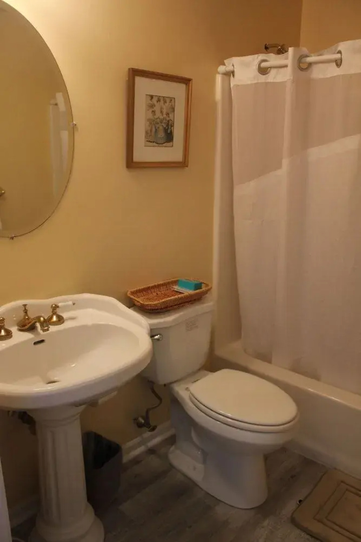 Tavern on the Bay Hotel & Marina