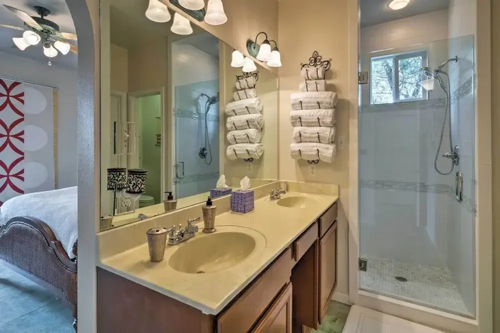 2 Furnished Decks & Lake Views: Austin Escape