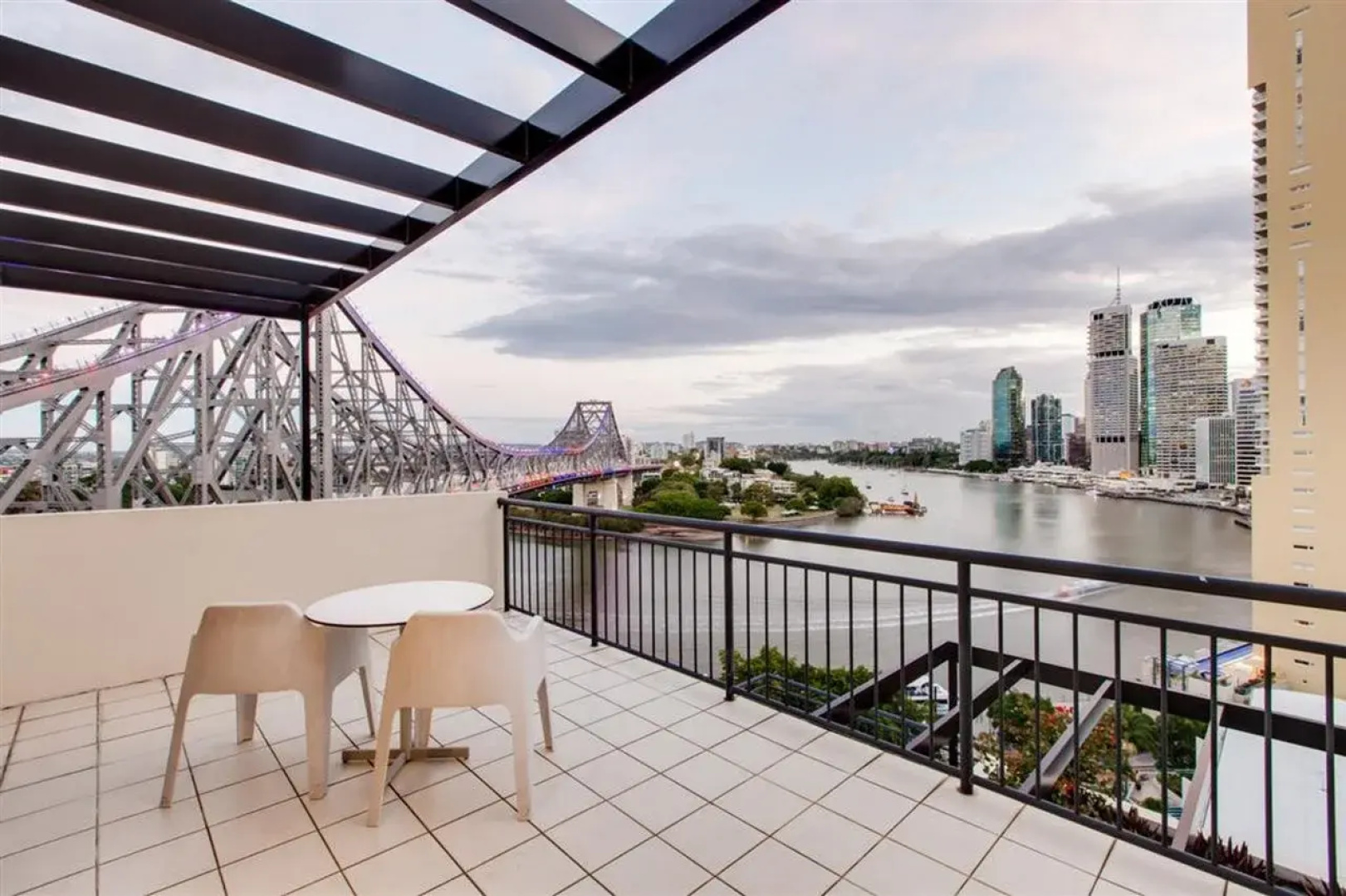 Oakbridge Hotel & Apartments