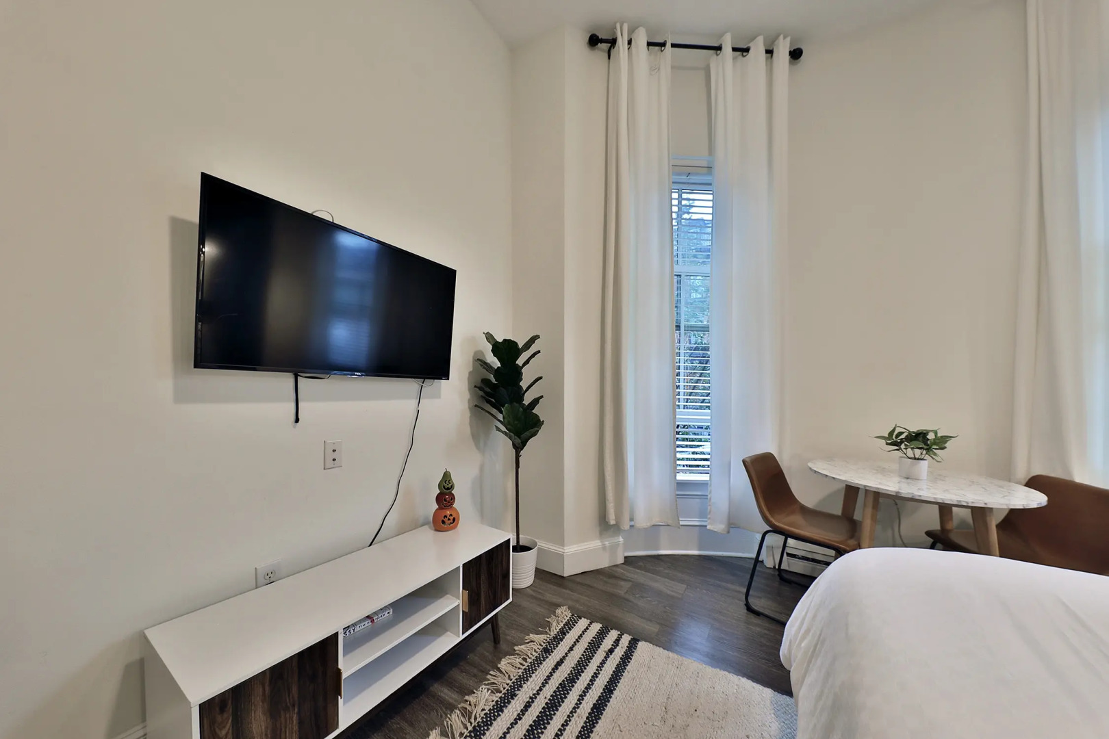 Spacious Studio With Fast Wifi!