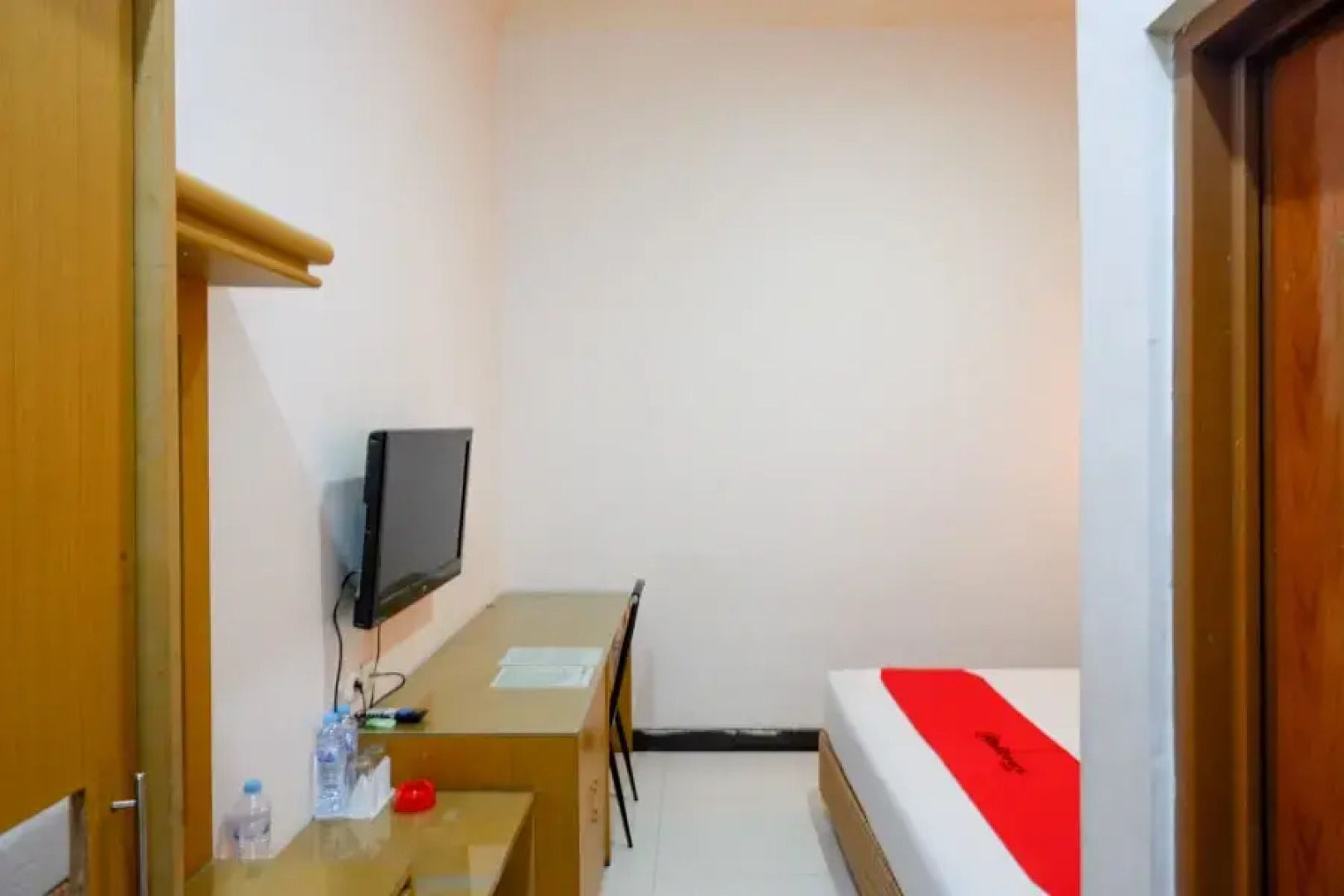 RedDoorz near Monumen Habibi Ainun