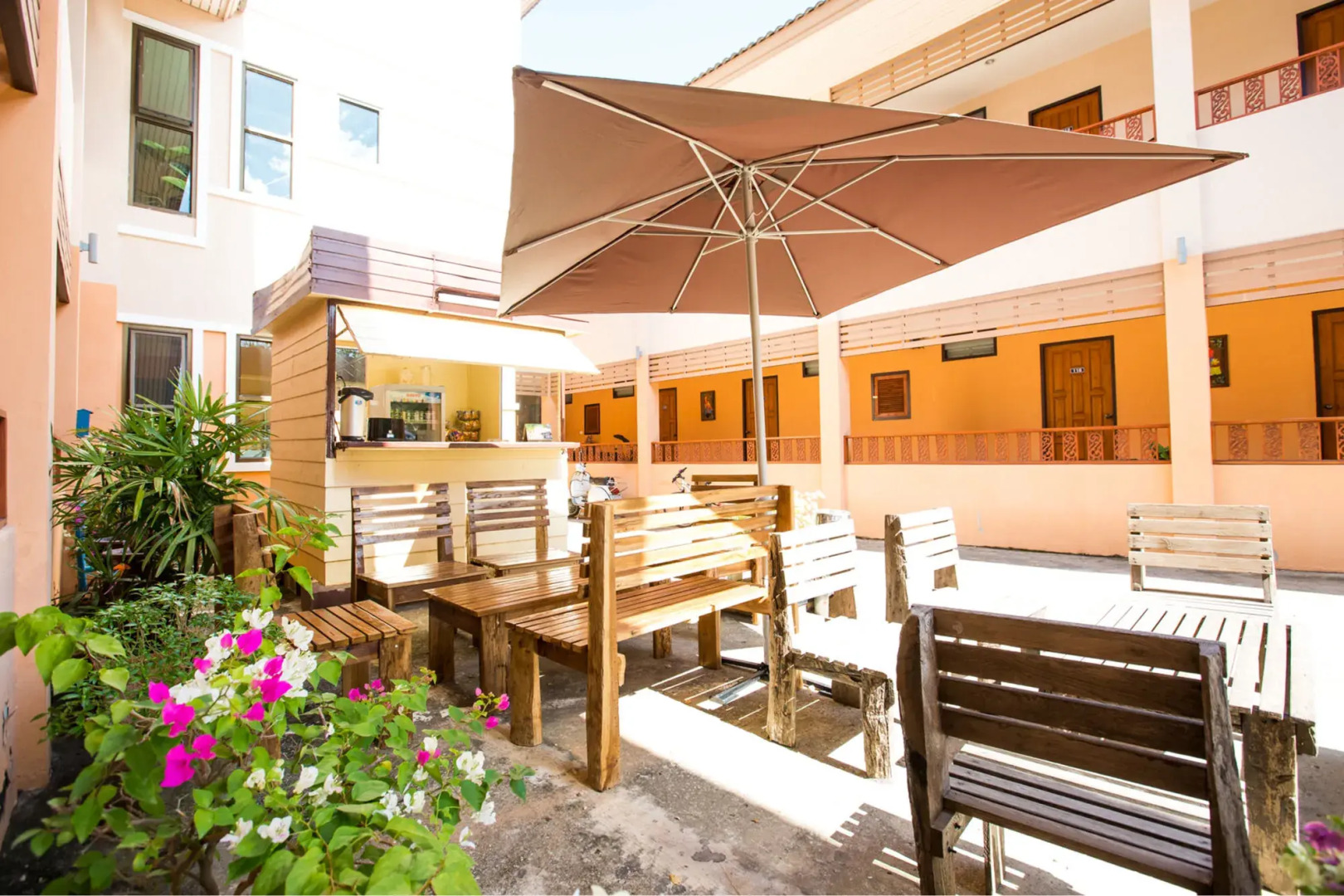 Banlanna Services Apartment