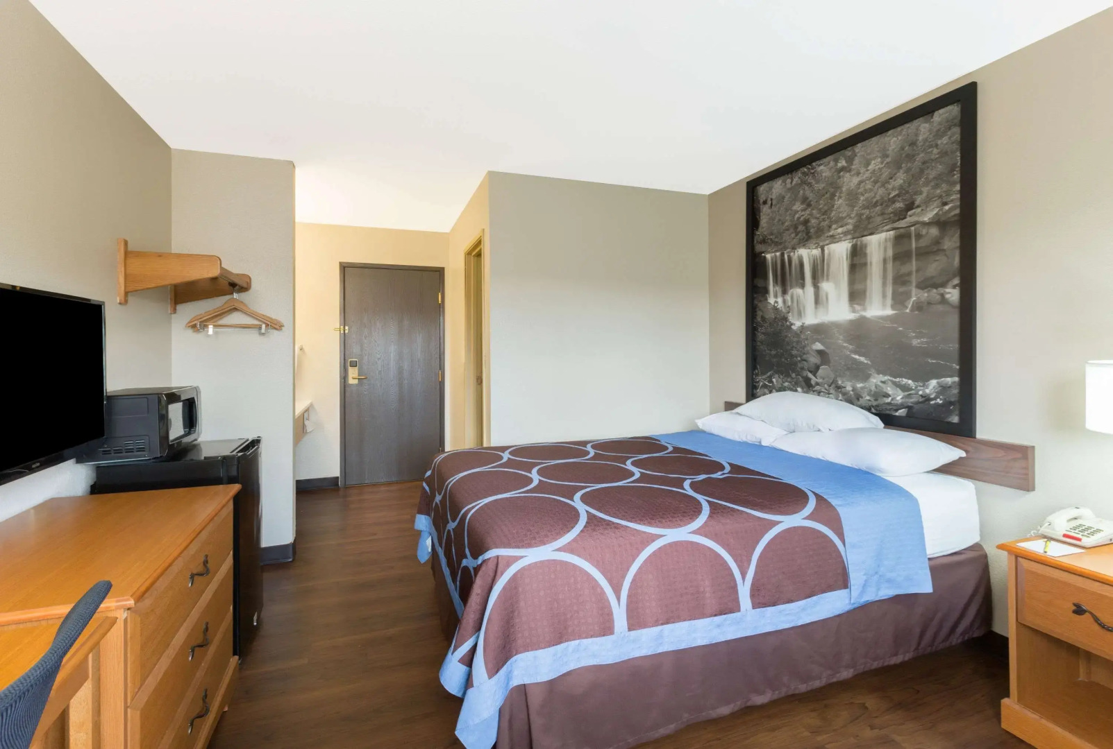 Super 8 by Wyndham Radcliff Ft. Knox Area