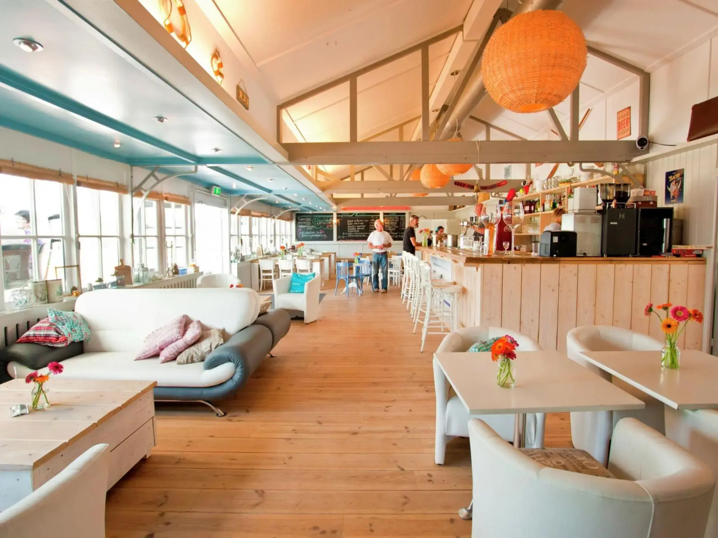 Luxury chalet with outdoor sauna and spa, on a holiday park, Den Bosch at 22 km.