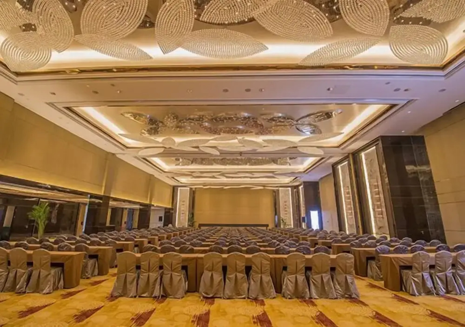 Luan Suntone Plaza Hotel