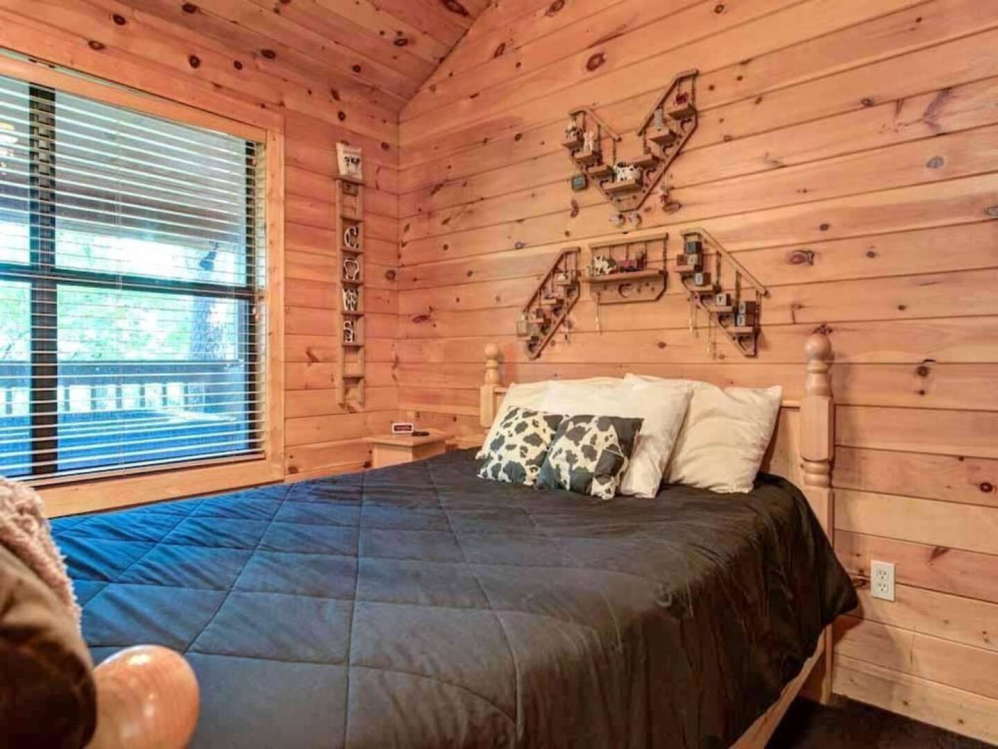 Country Getaway 1 Bedroom Home with Hot Tub