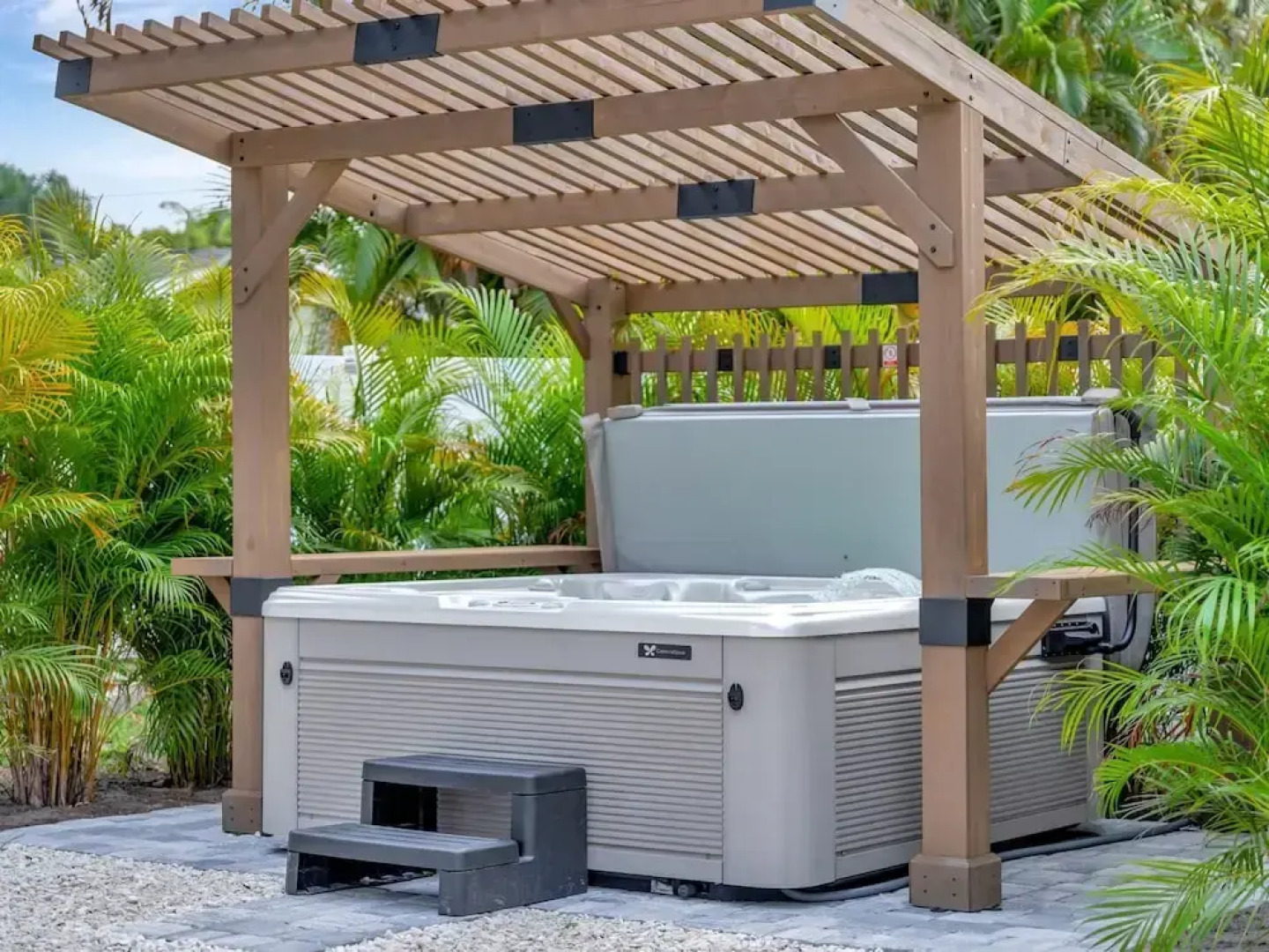 4b 2b w Hot Tub BBQ Firepit 9mins to Beach