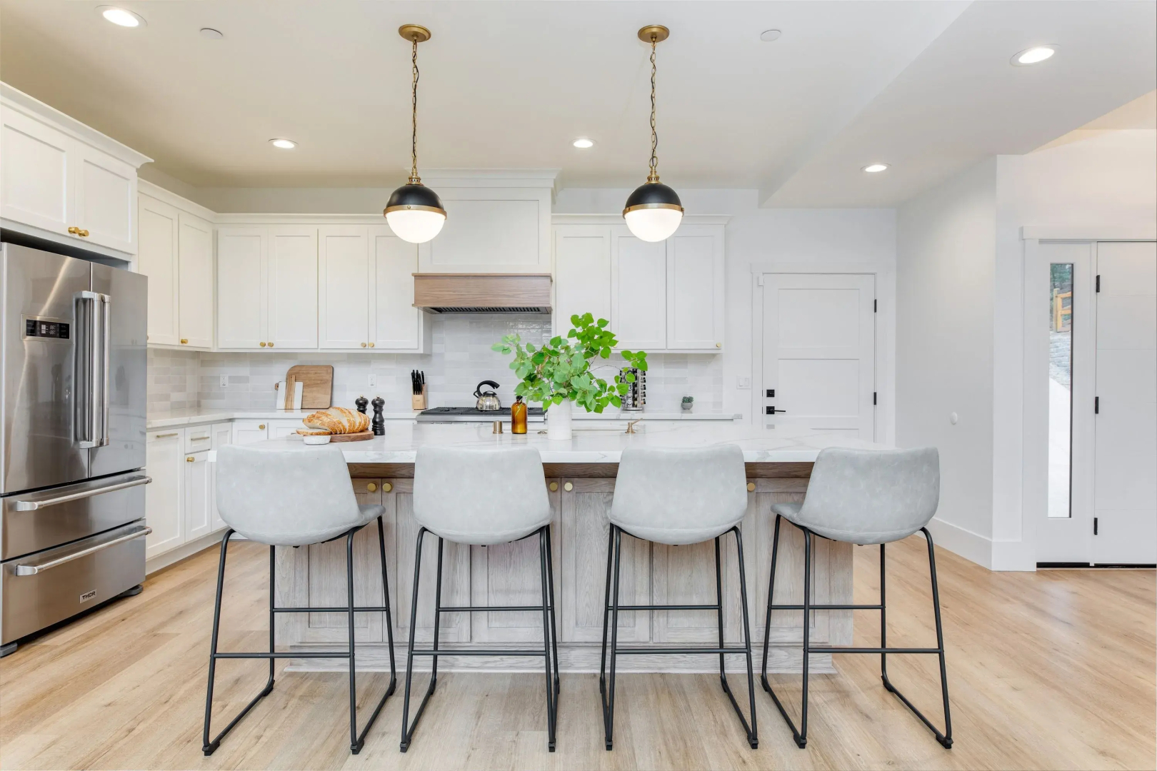 Luxury Retreat, 5mins to the Lake Game Room + Fire Pit Howlite by Avantstay