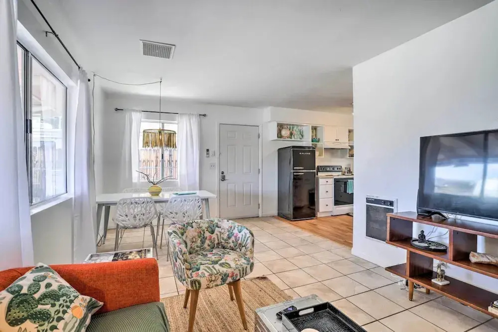 Cali Desert Oasis w/ Hot Tub + Mtn Views!