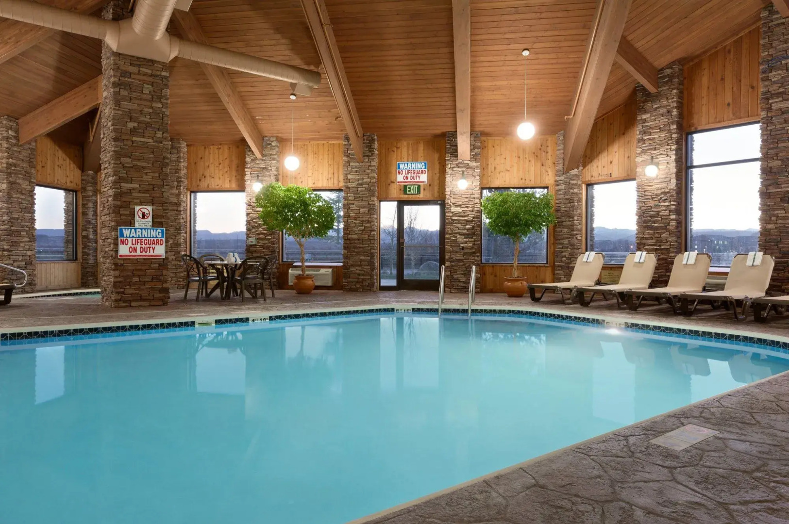 Pinedale Hotel & Suites