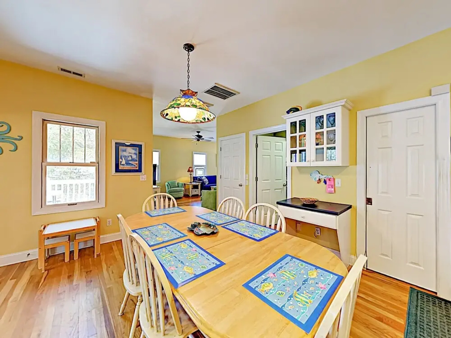 Large Family W/ Outdoor Dining, Walk To Beach 5 Bedroom Home
