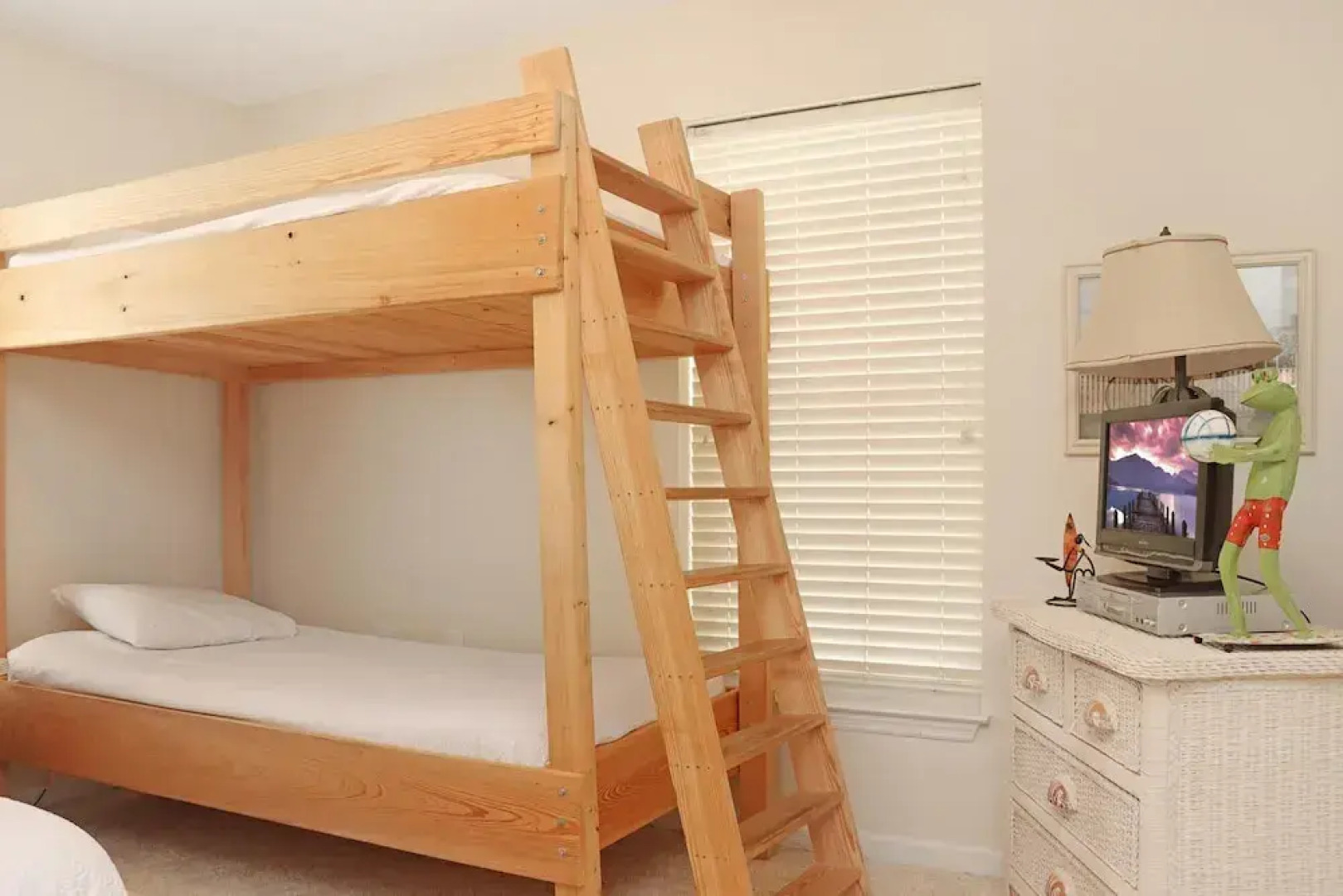 Yellow Bird Apartment