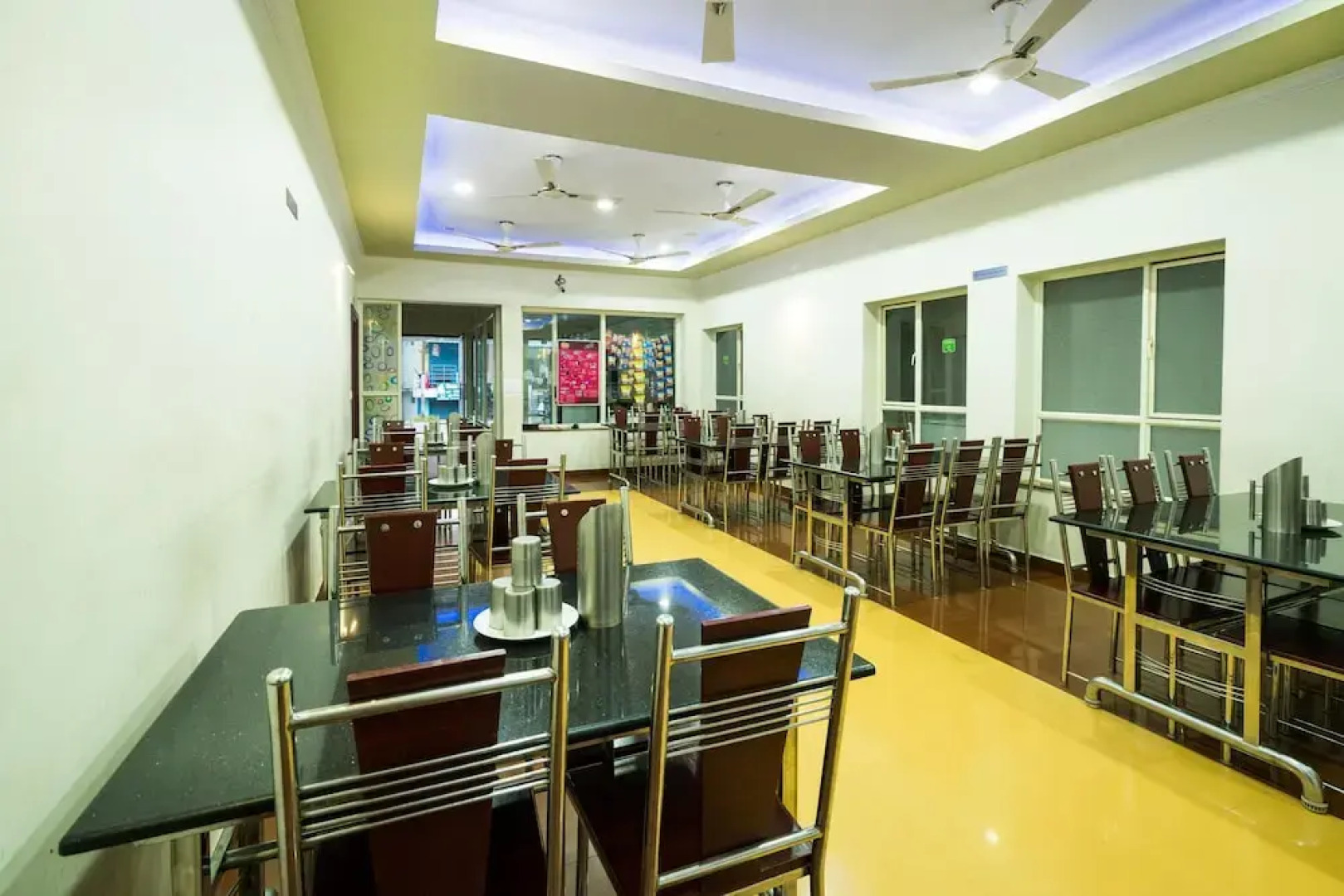 OYO 10428 Hotel Sandal Breeze