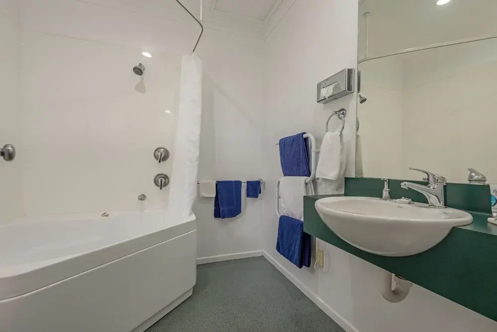 Camelot Motor Lodge 2004