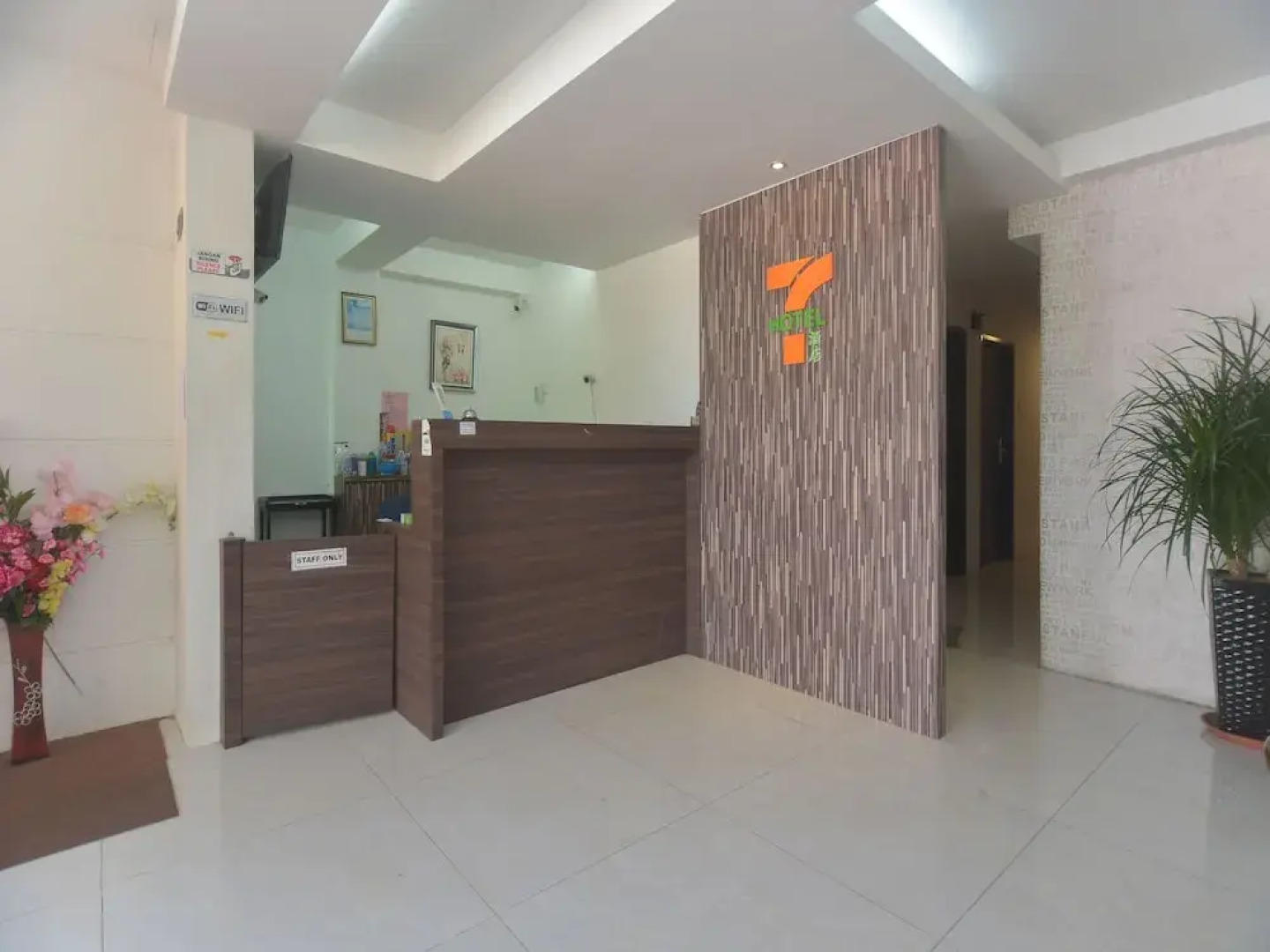 Oyo 44052 Seven Hotel