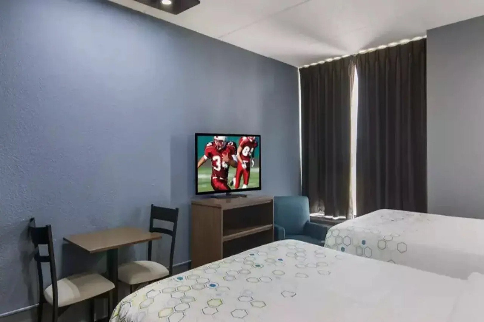 HomeTowne Studios by Red Roof & Conference Center Chicago – N Aurora/ Naperville