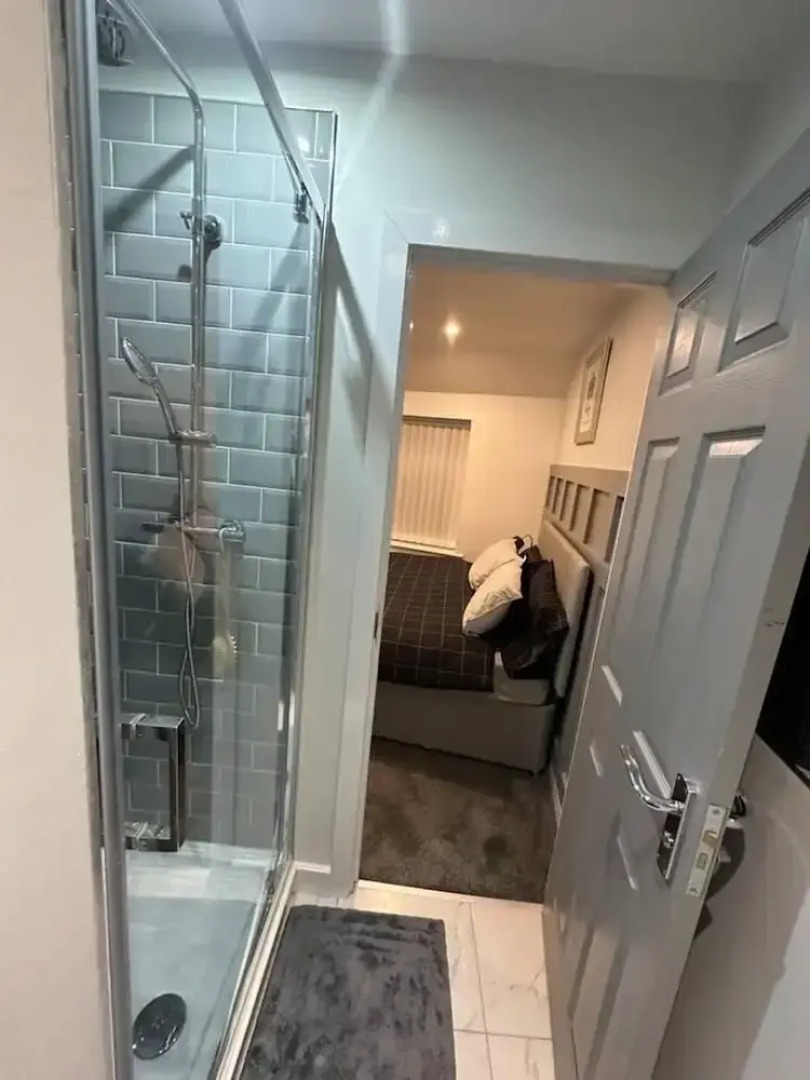 Immaculate 4-bed Detached House in Bootle