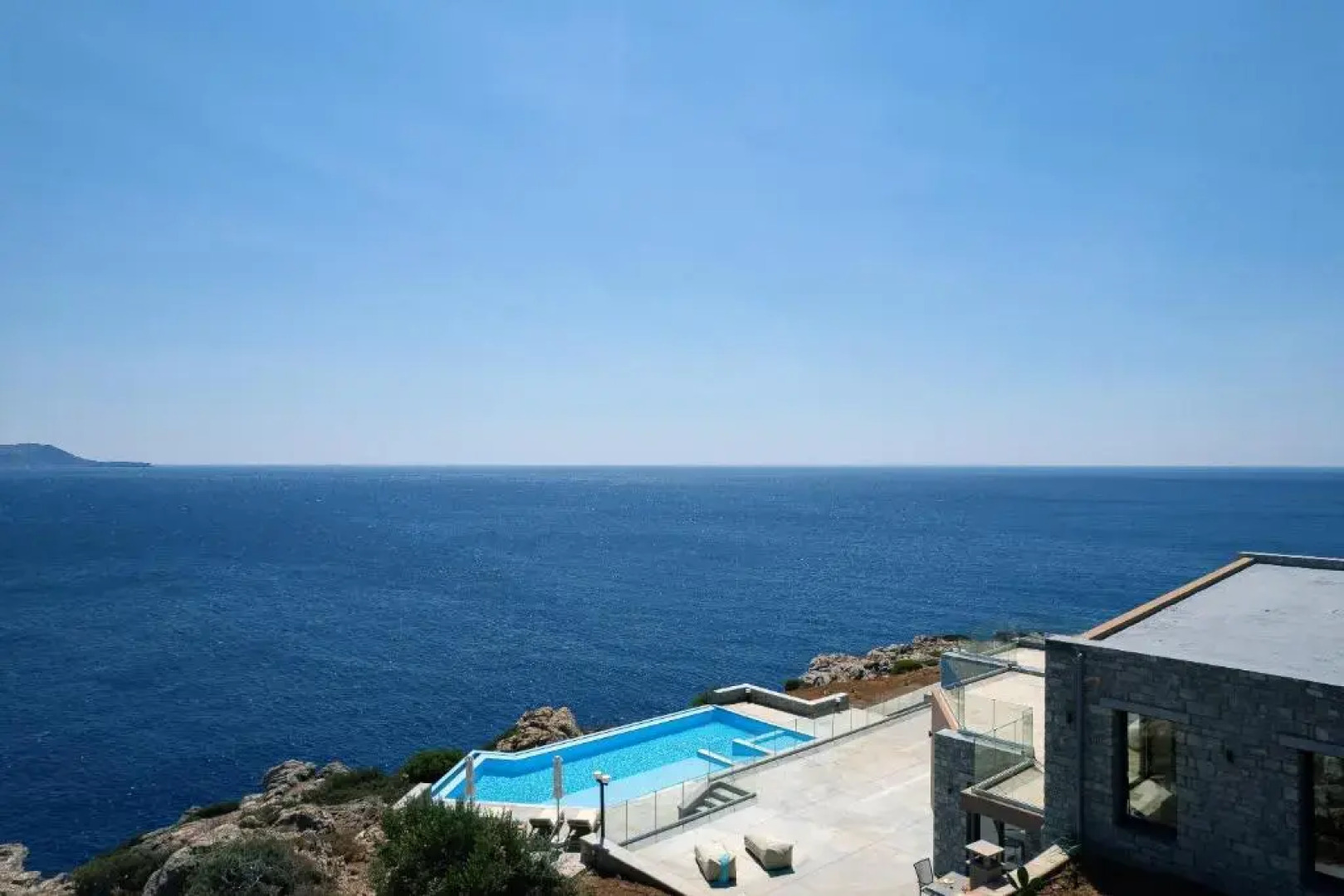 Seafront luxury villa with infinity pool & devine views!