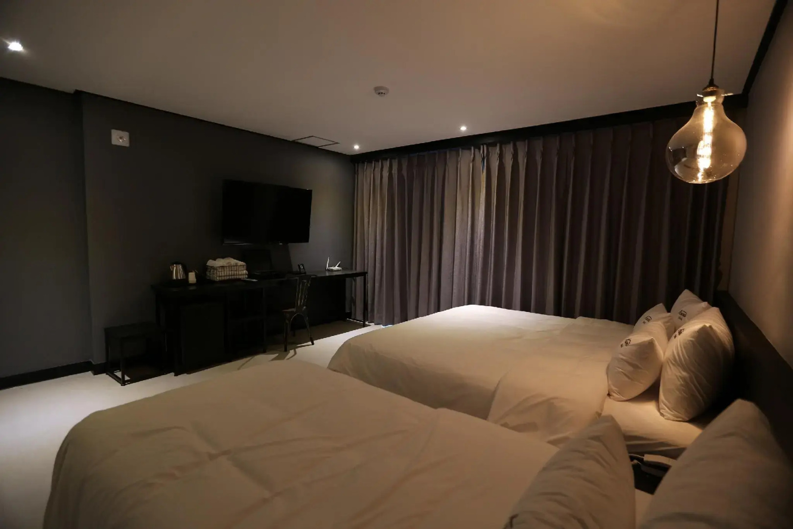 Gupo Station Almond Hotel