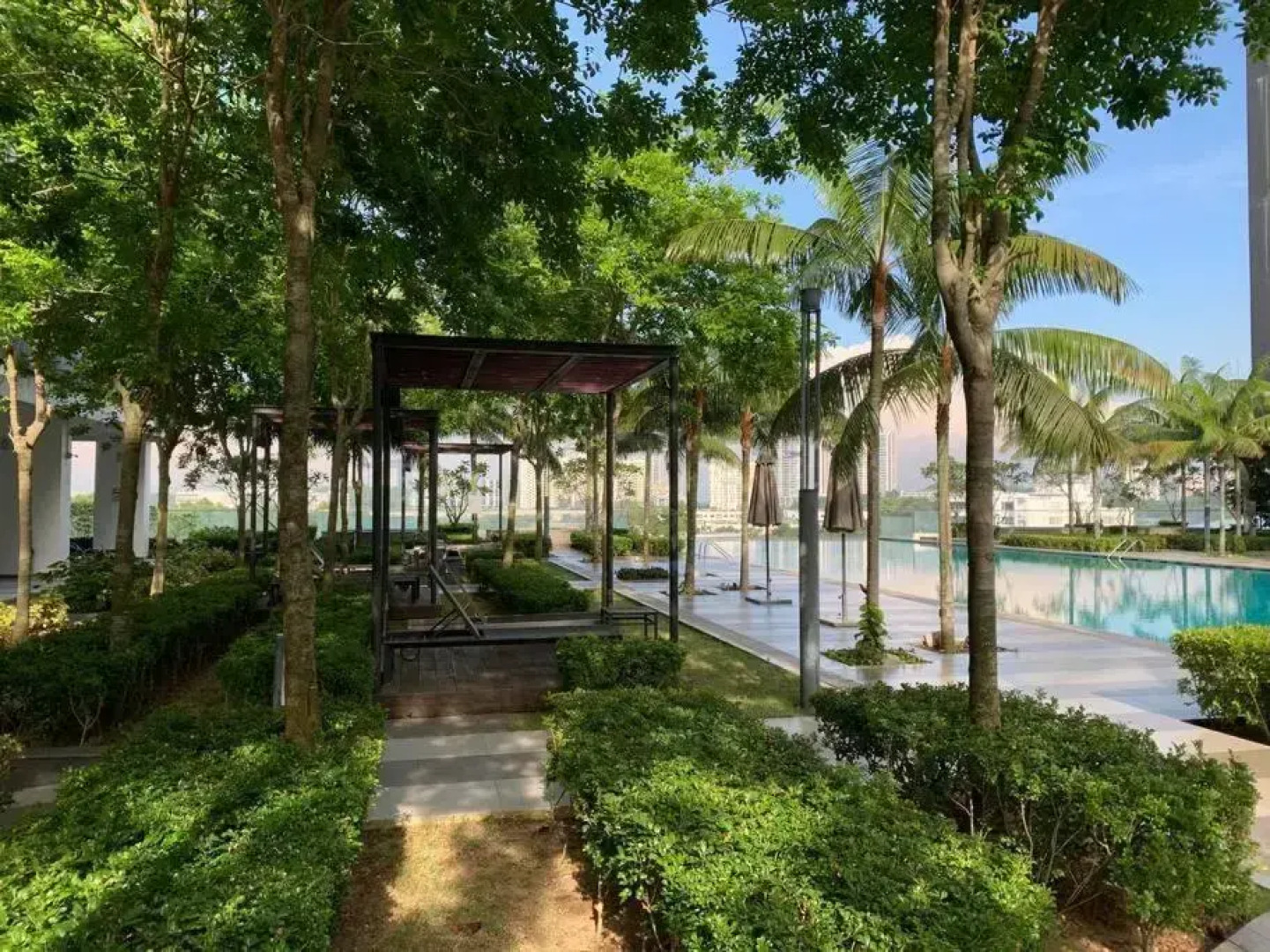 Paradise City Holiday (Netflix+Sanitize) 4