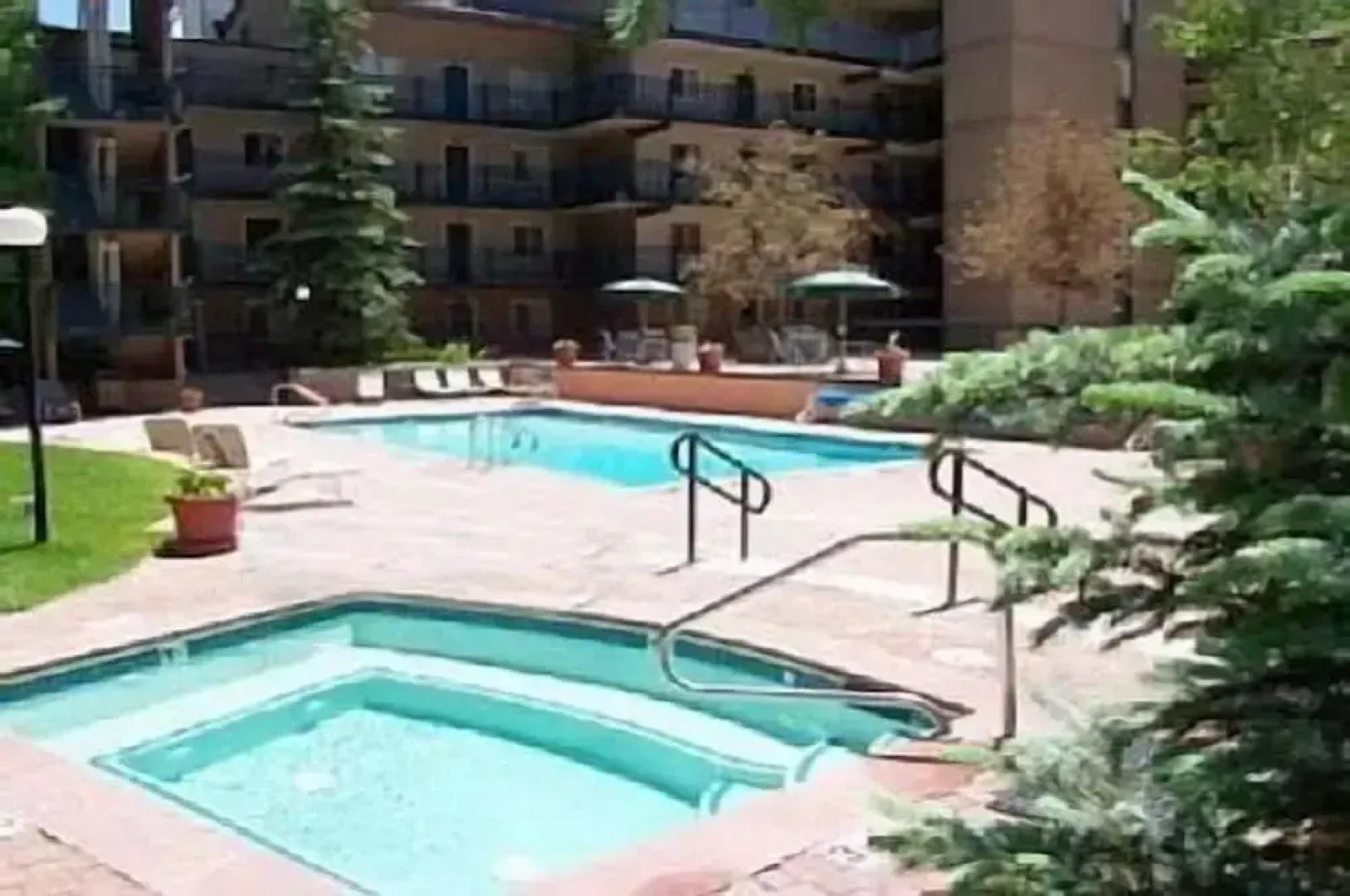 Vantage Point Apartments with easy Access to Gondola by RedAwning