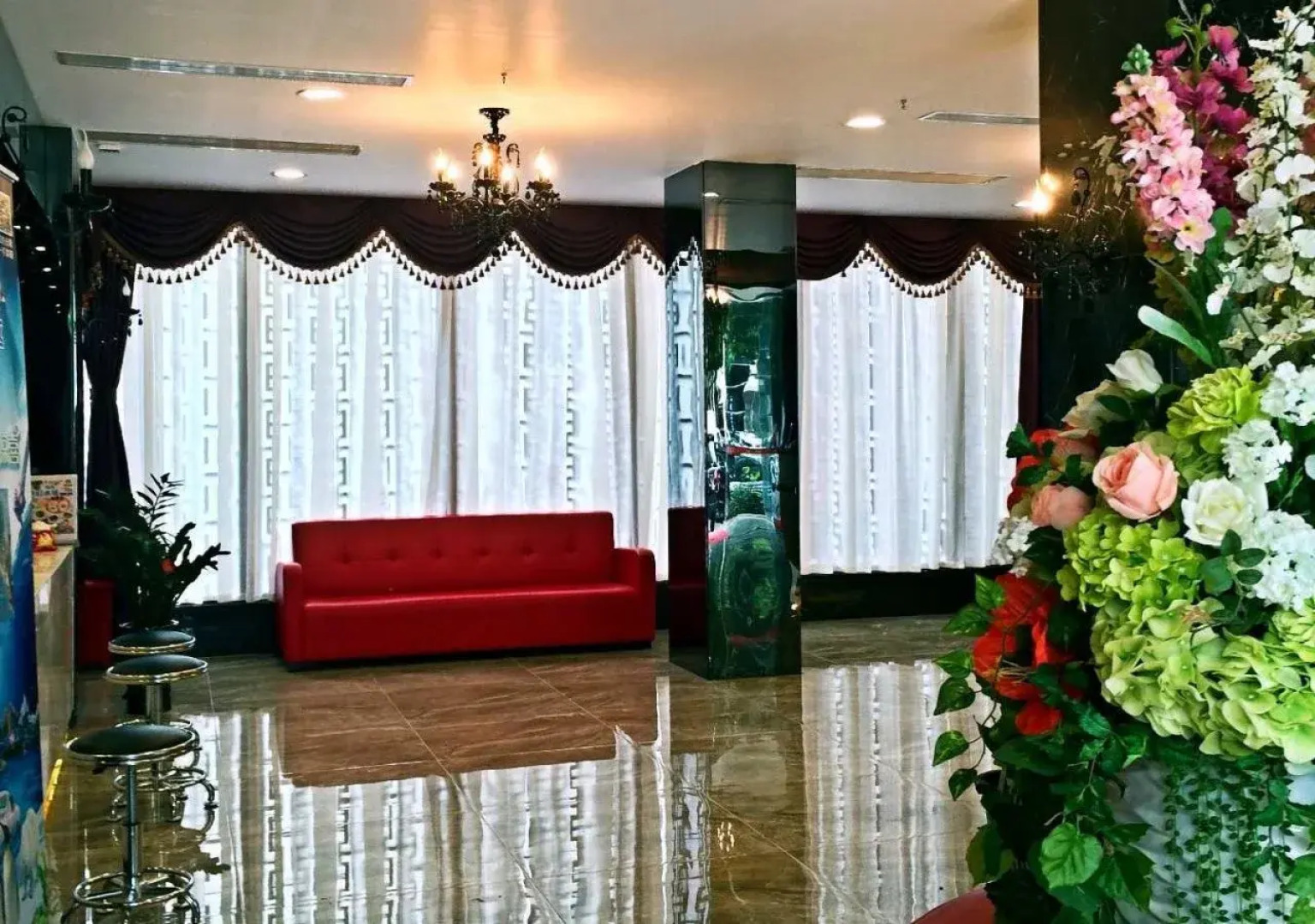 Lizhou Hotel (Gongbei Port Light Rail Station)