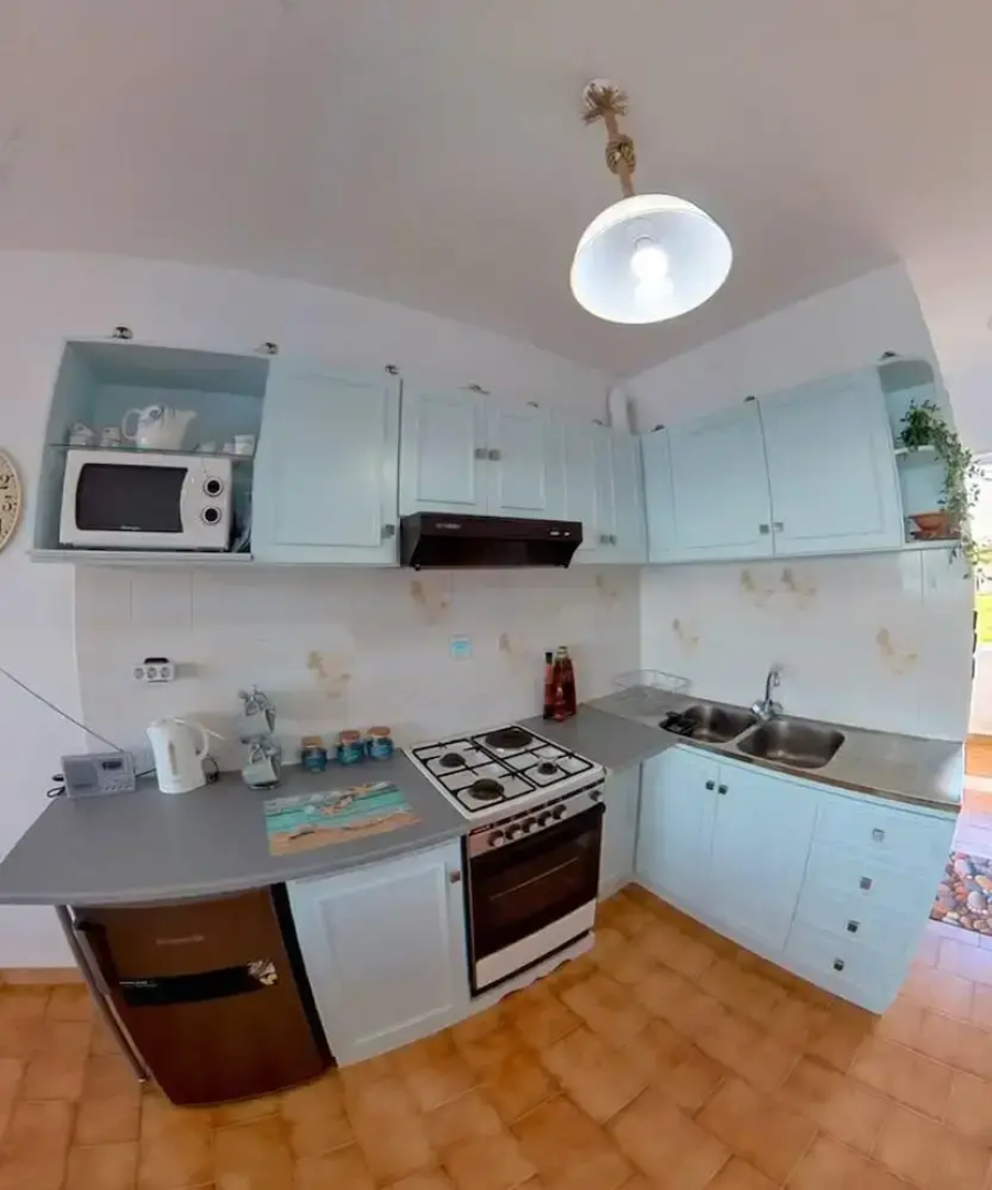 Blue House Beach Apartment - Sleeps 4 & Balcony