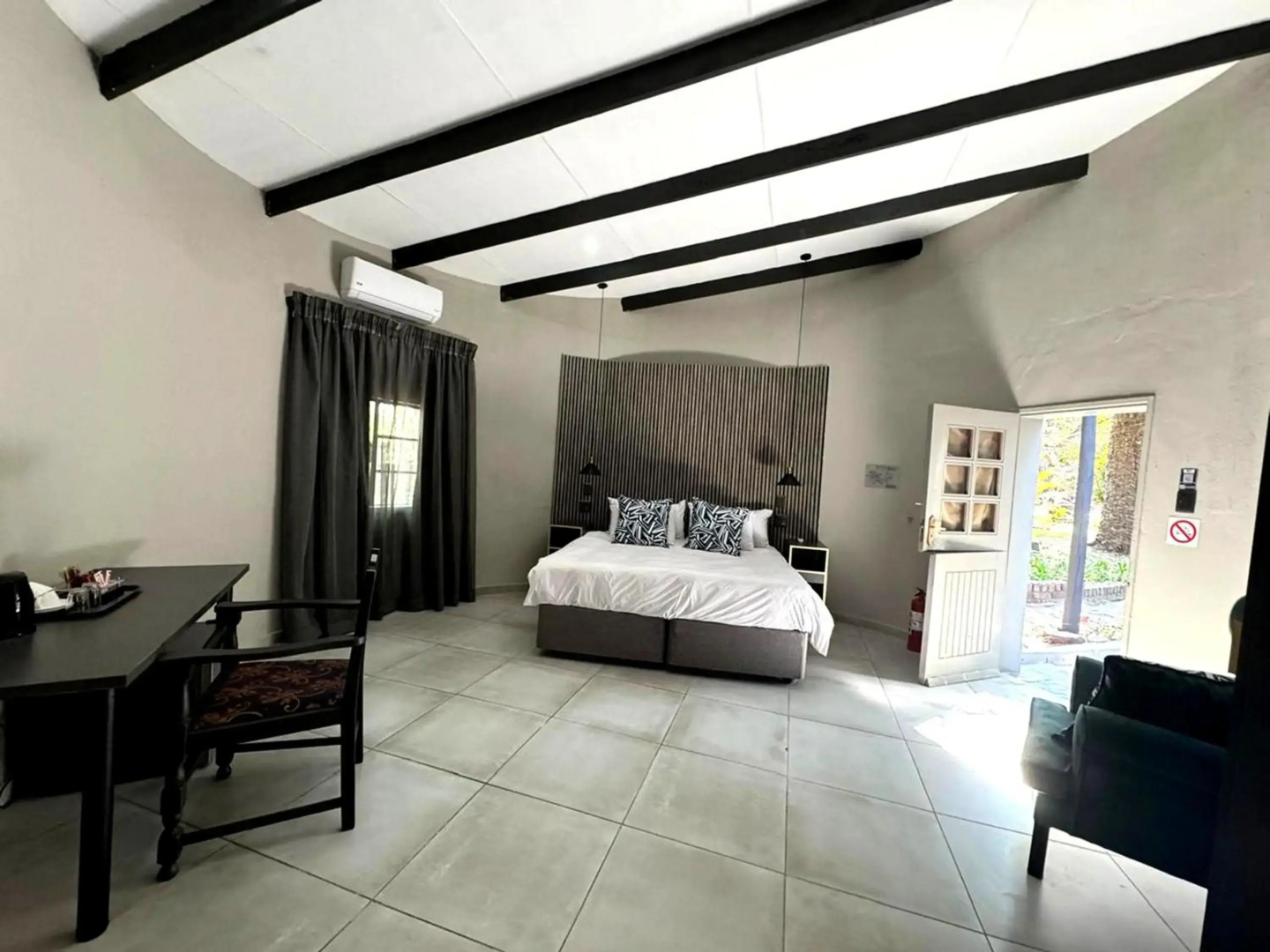 Shangri-La Country Hotel