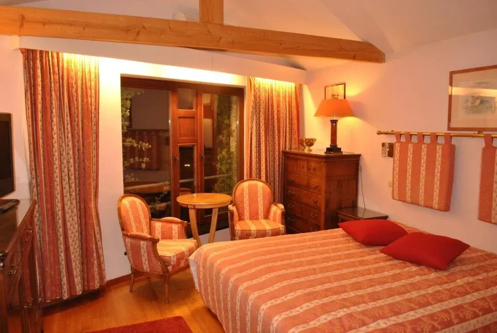 La Roseraie. Gaume-Ardenne-lacuisine sur Semois.