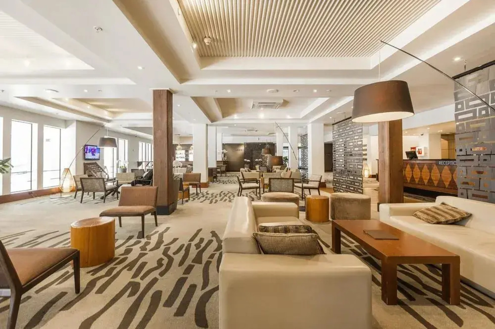 Cosy City Apartment with Pool