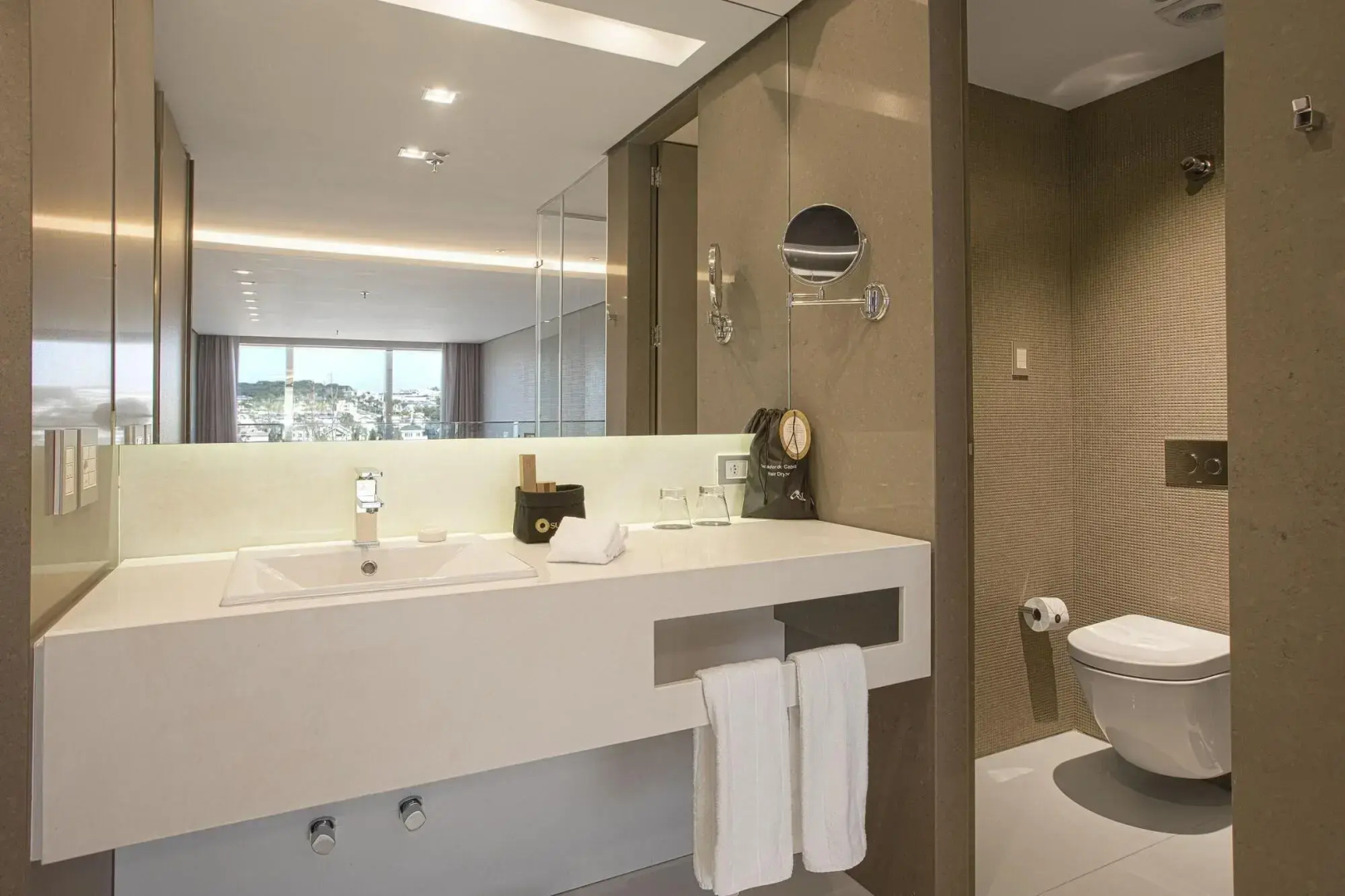 Suryaa Hotel Pinhais, Curio Collection by Hilton